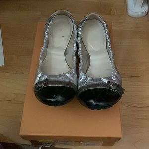 WOMENS SIZE 6.5 SILVER LEATHER TODS CAR SHOES